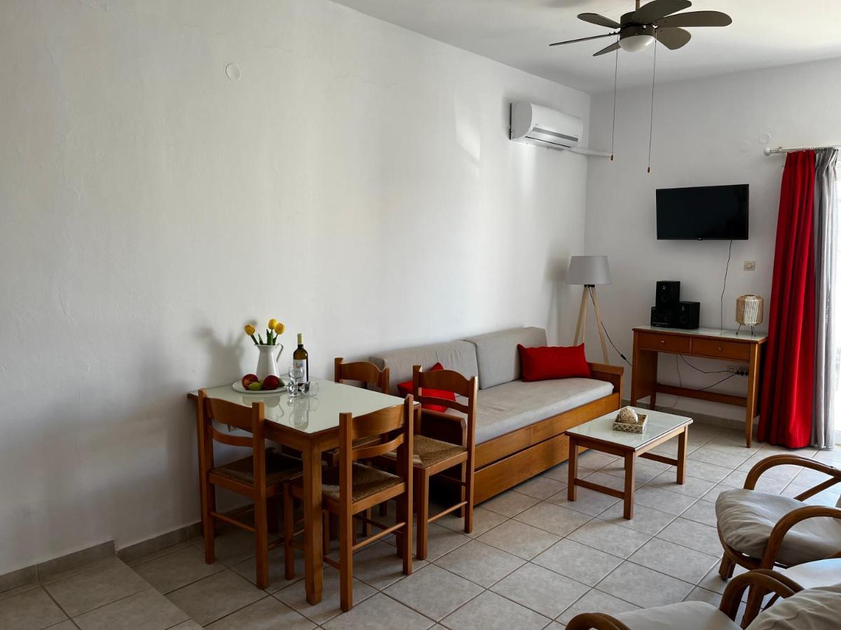Michael Apartments Agia Marina  Bagian luar foto