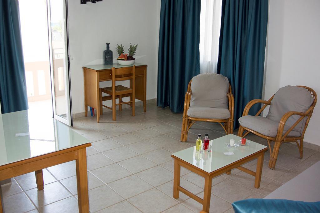 Michael Apartments Agia Marina  Bagian luar foto